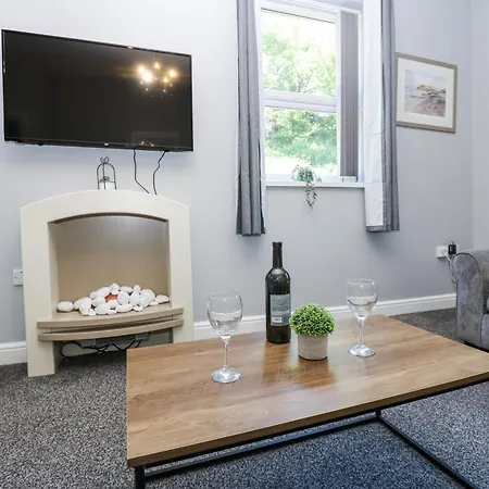 Flat 1, Omega Court 아파트
