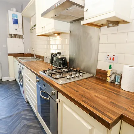 Flat 1, Omega Court 아파트