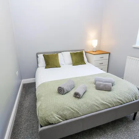 Flat 1, Omega Court 아파트